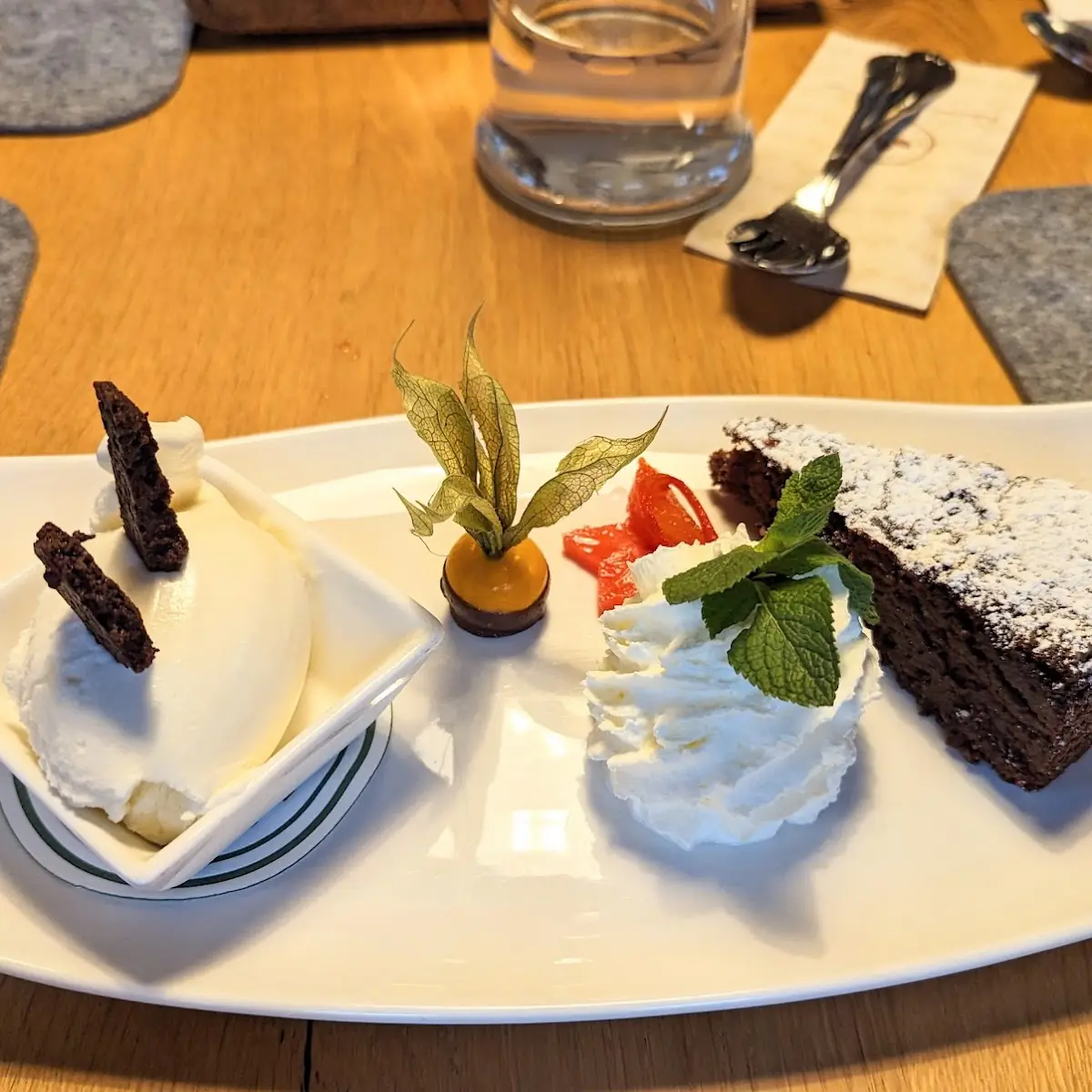 Glutenfreier Nusskuchen Und Vanilleeis