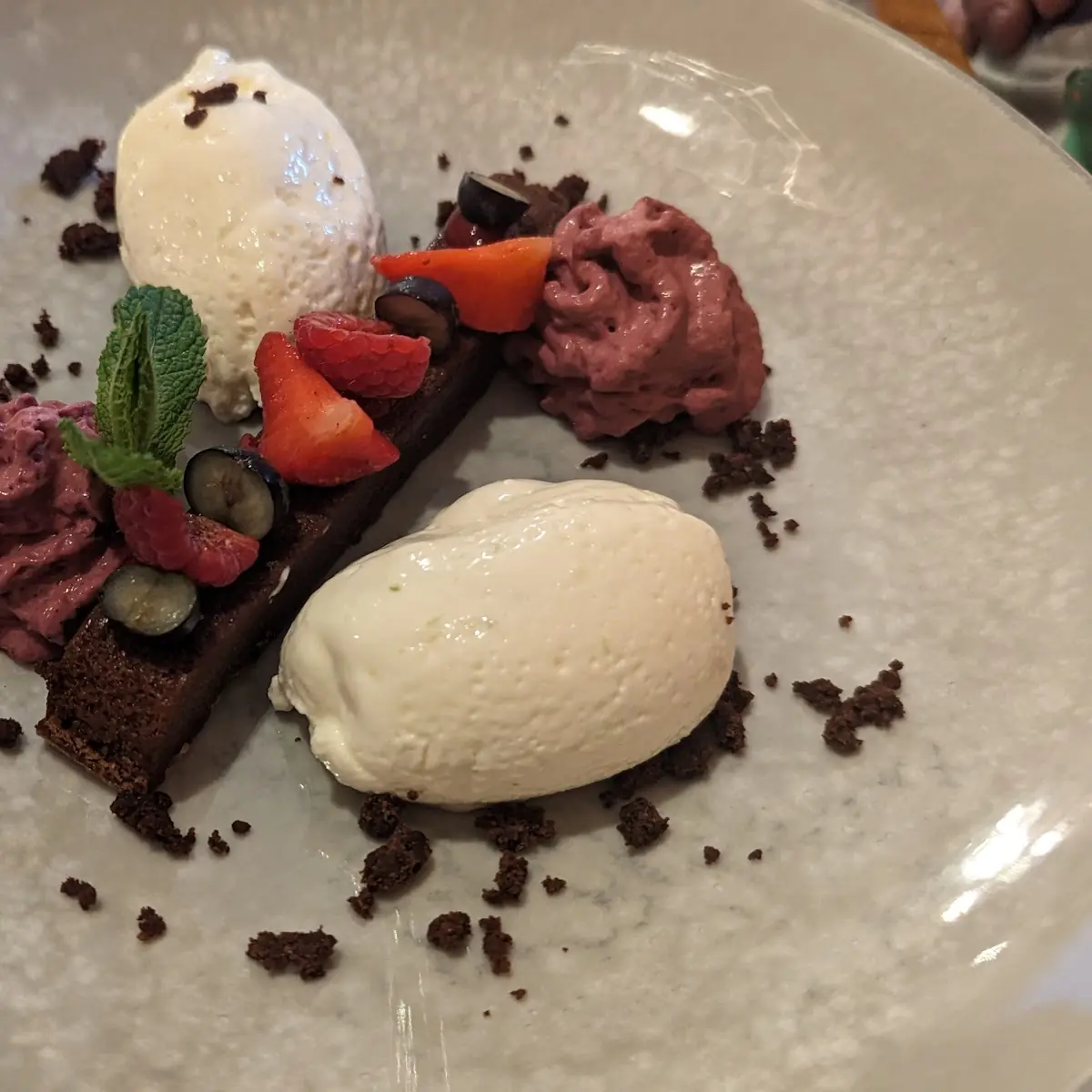 Schokokuchen Mit Kirschschaum Und Topfenmousse