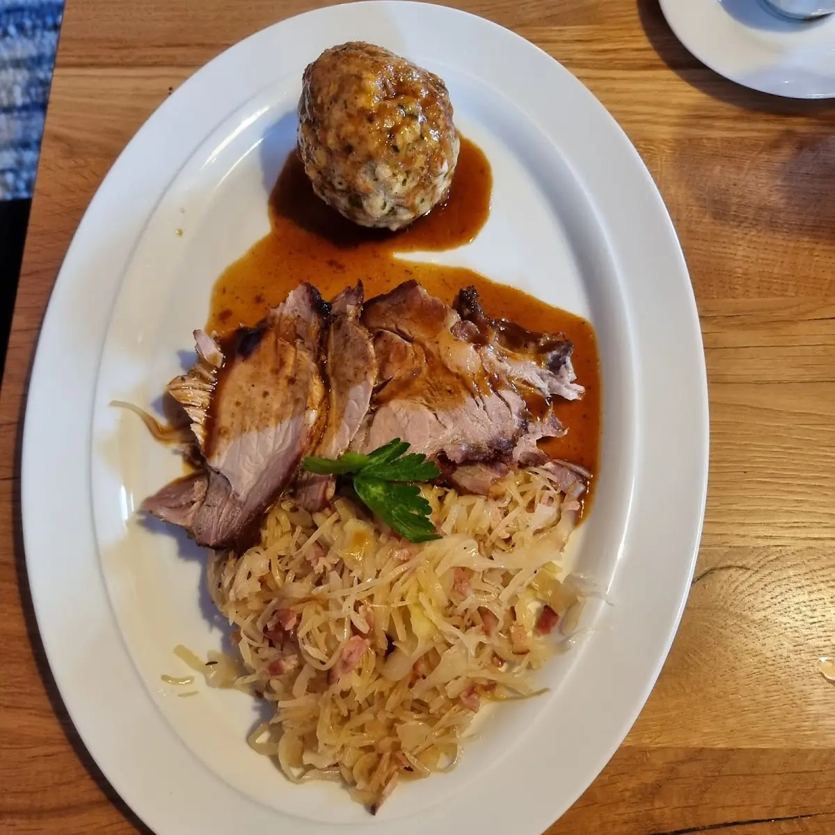 Schweinebraten Mit Speckkraut Und Serviettenknödel