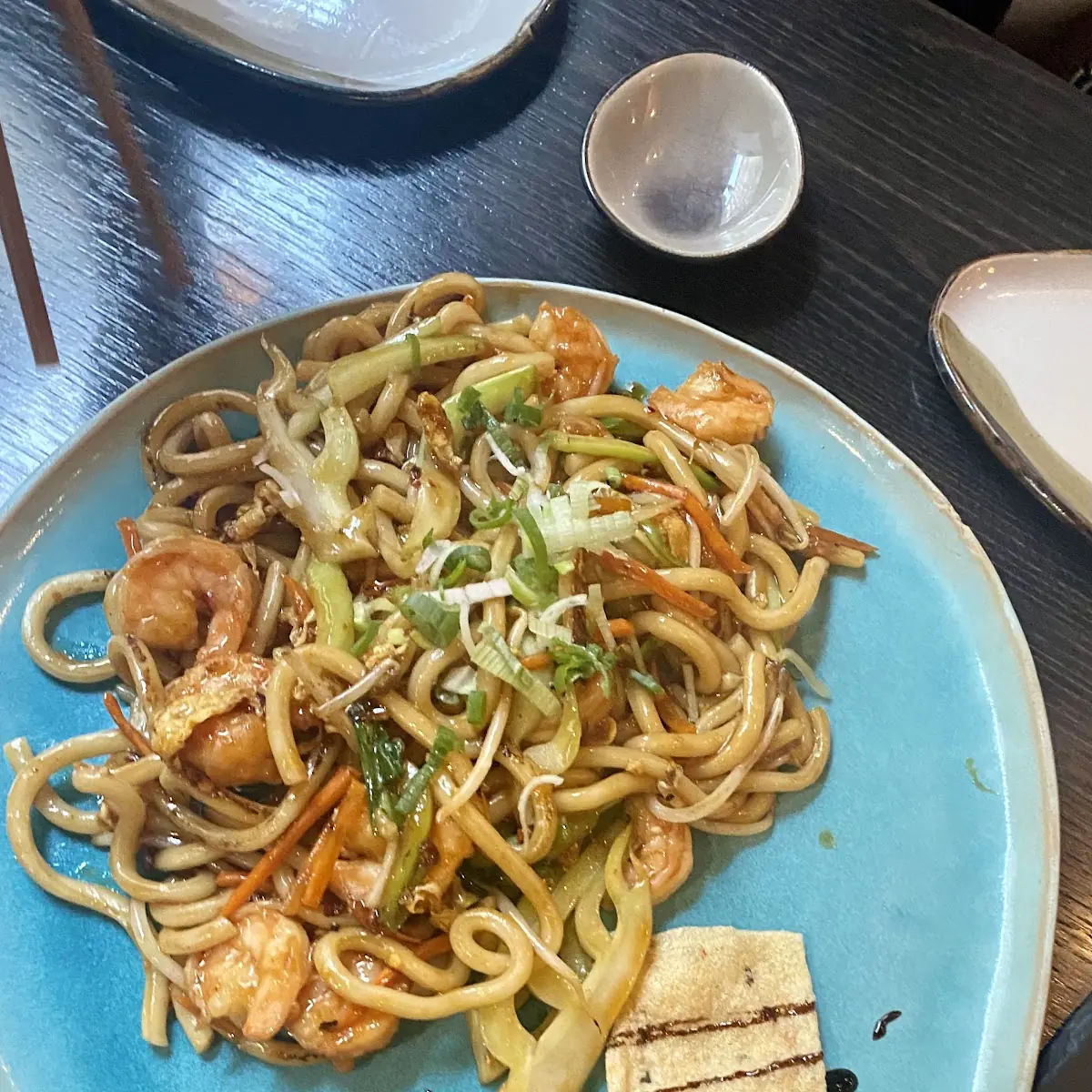 Gebratene Udon-nudeln Mit Gemüse Und Ei