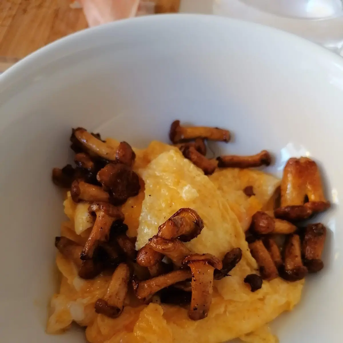Eierspeise Mit Gerösteten Eierschwammerl