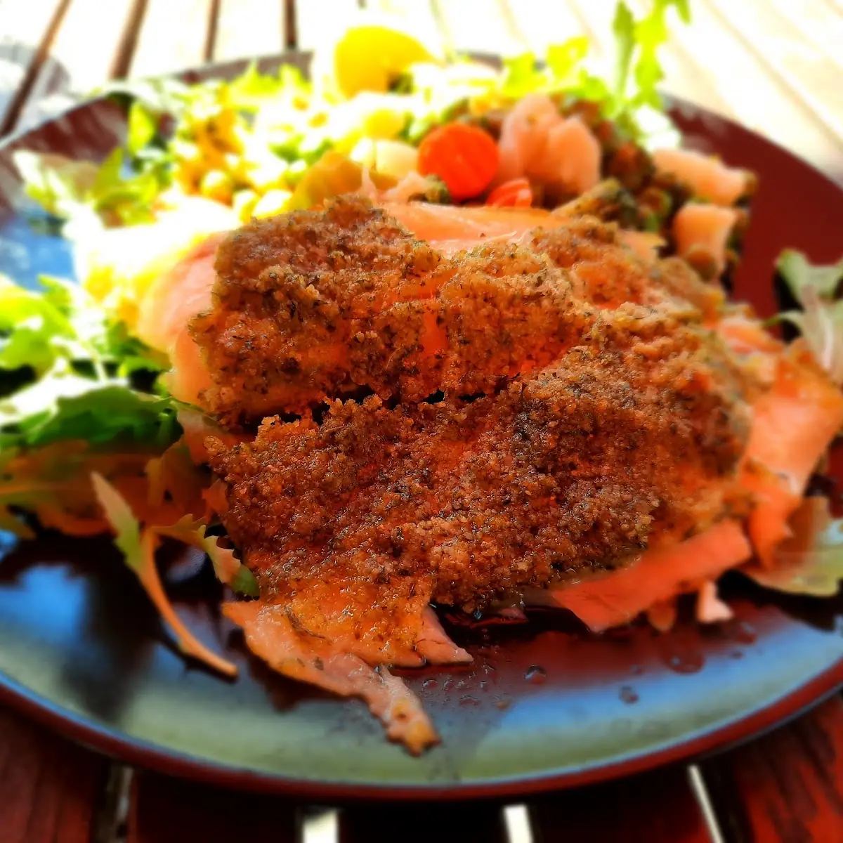 Buntbarsch Mit Kräuterkruste Und Gemüse