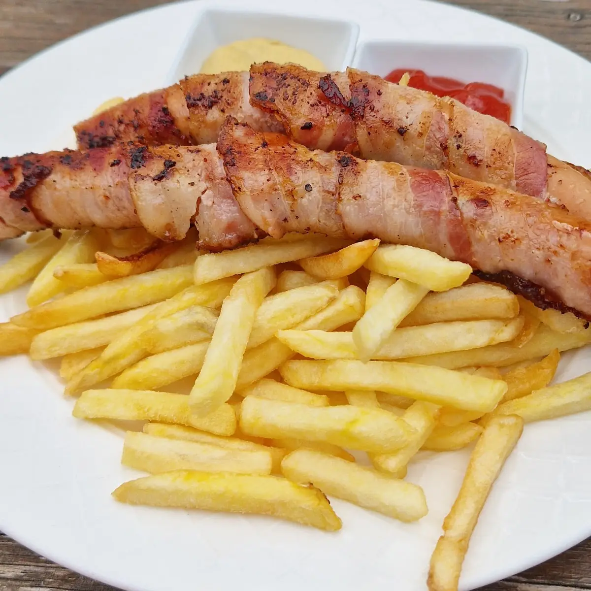 Berner Würstel Mit Pommes Frites