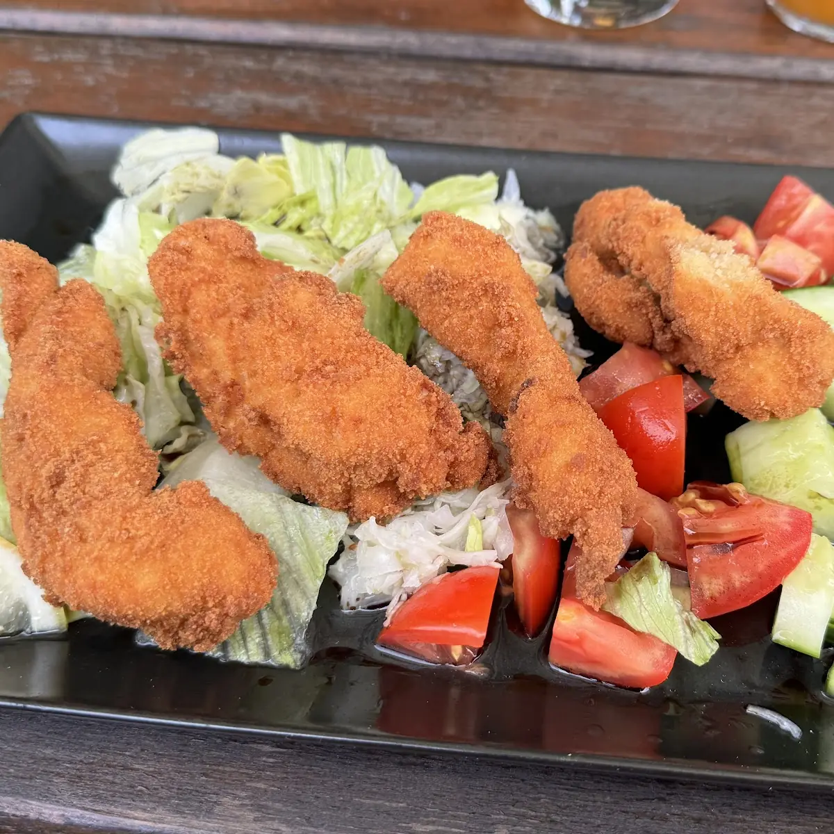 Gebackene Putenstreifen Auf Gemischten Salat