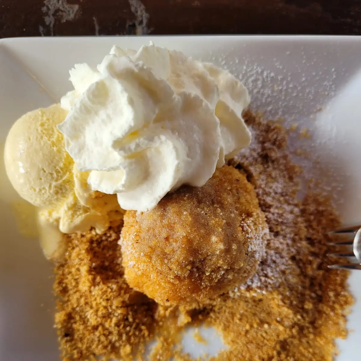 Marillenknodel Mit Einer Kugel Vanilleeis Und Schlag