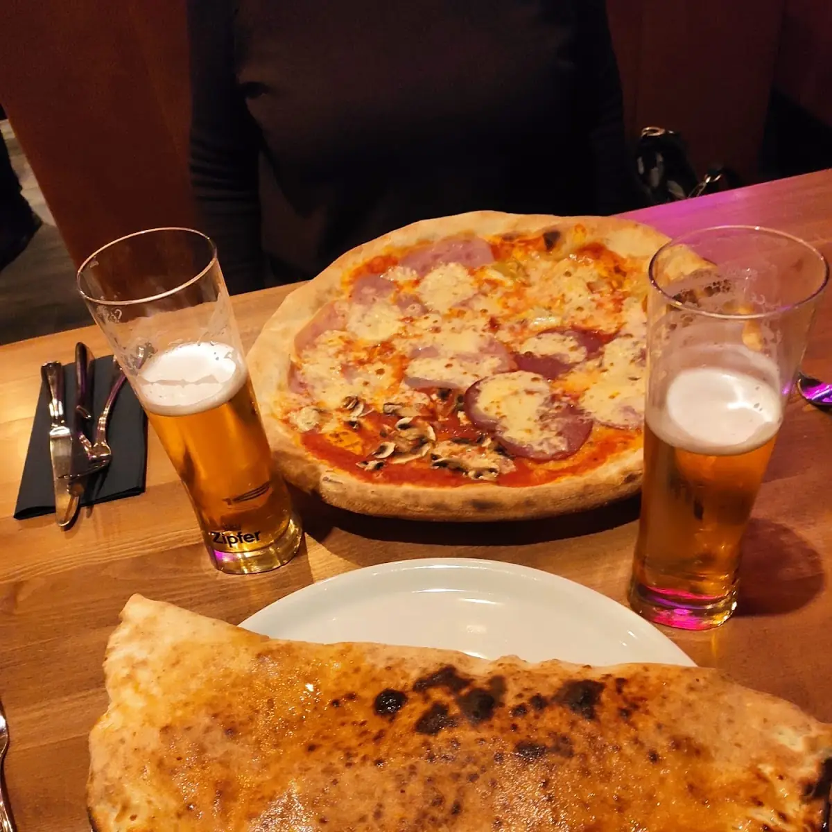 Calzone Classico Und Pizza Quattro Stagioni