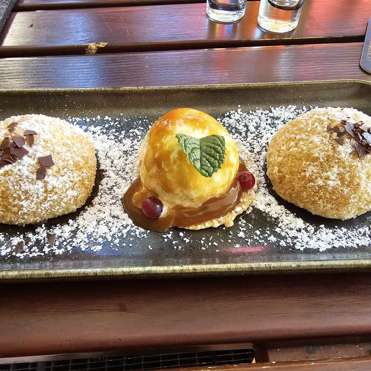 Hausgemachte Schoko-marillenknödel