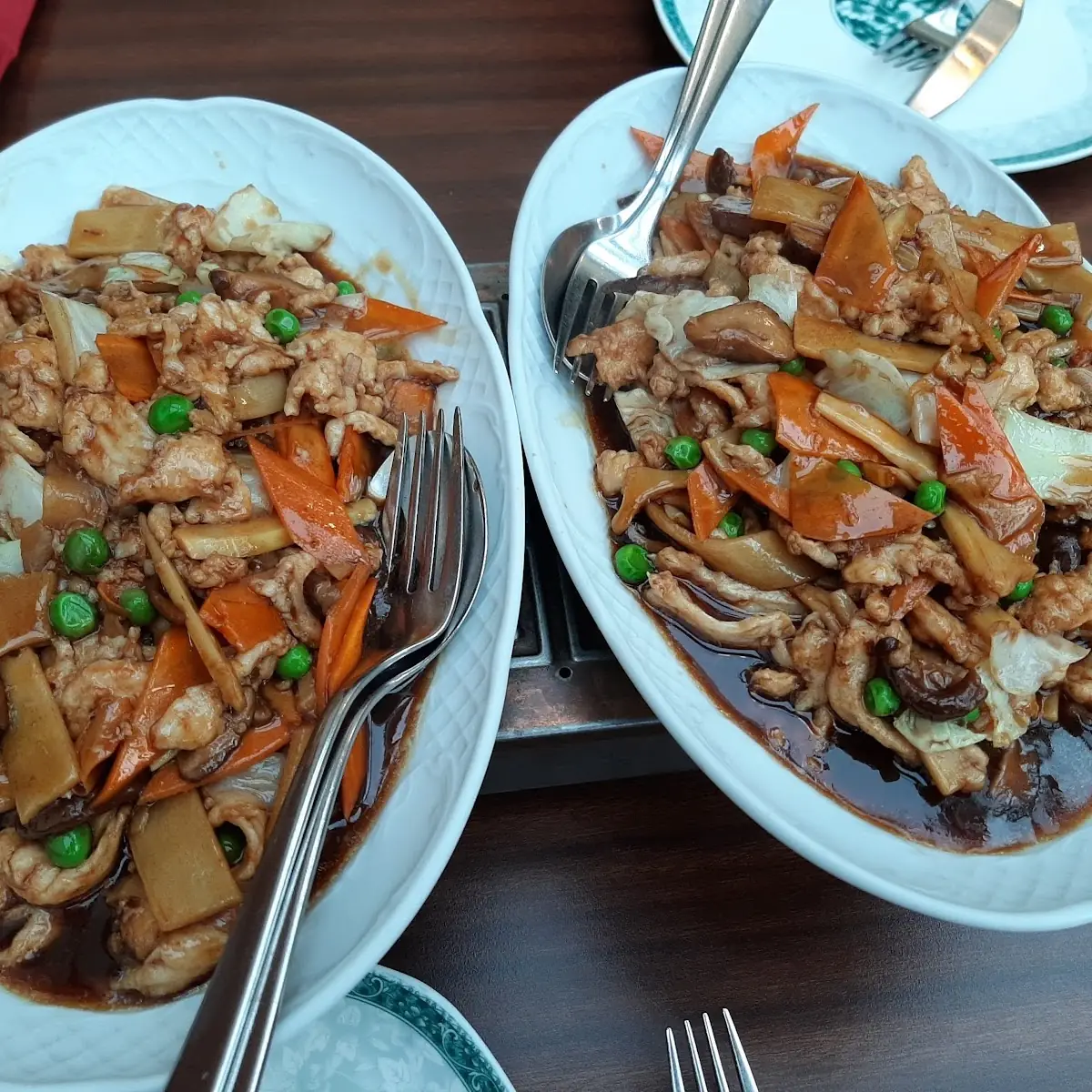 Hühnerfleisch Mit Bambusprossen Und Pilzen
