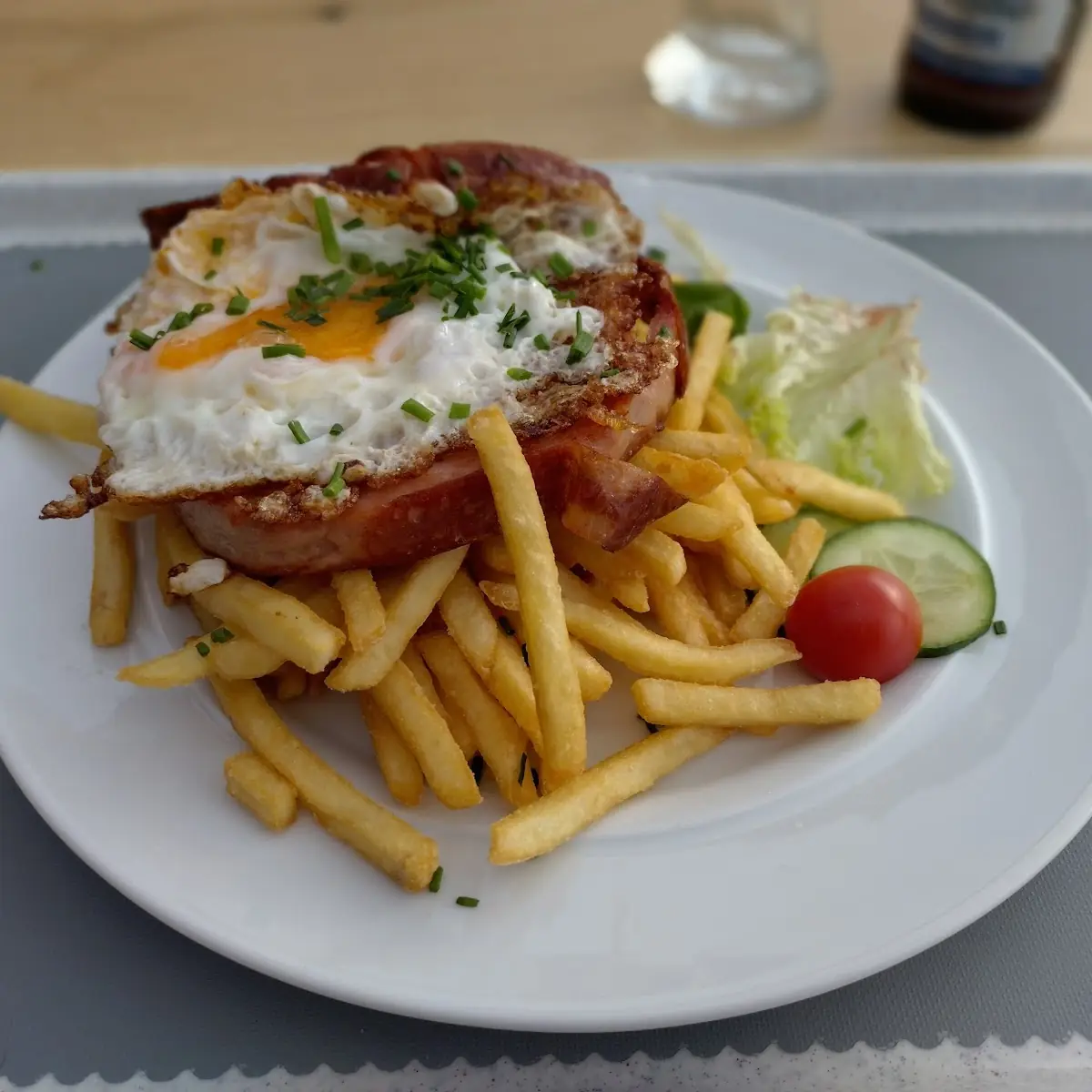 Fleischkäse Mit Spiegelei Und Pommes