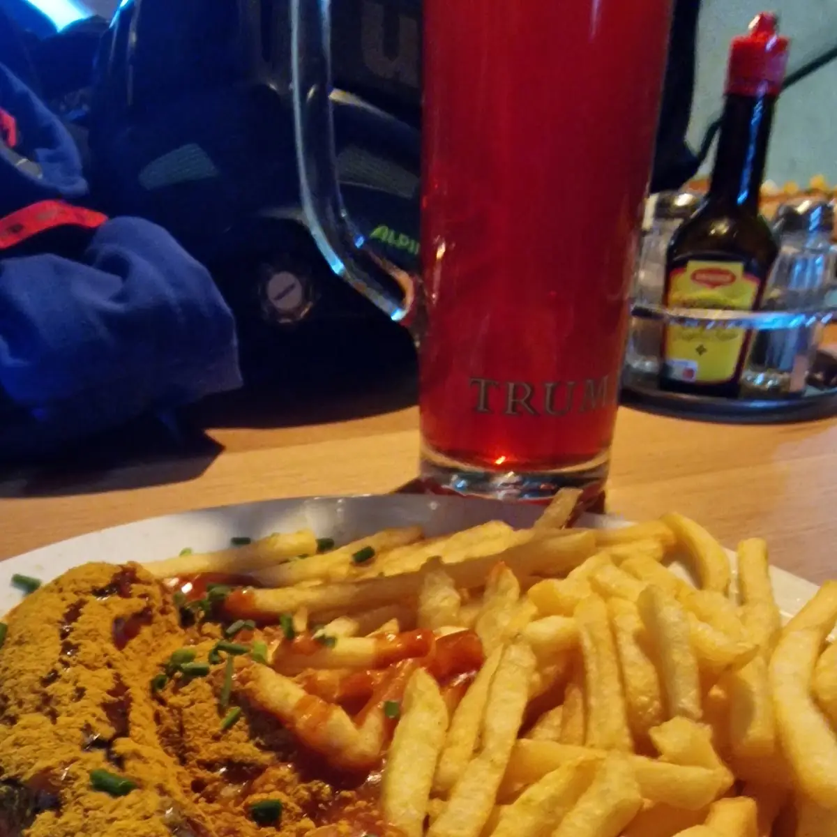 Karry Pølse M Pommes