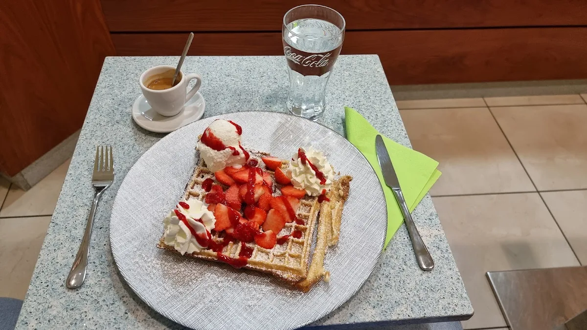Waffel Mit Erdbeeren Und Eis