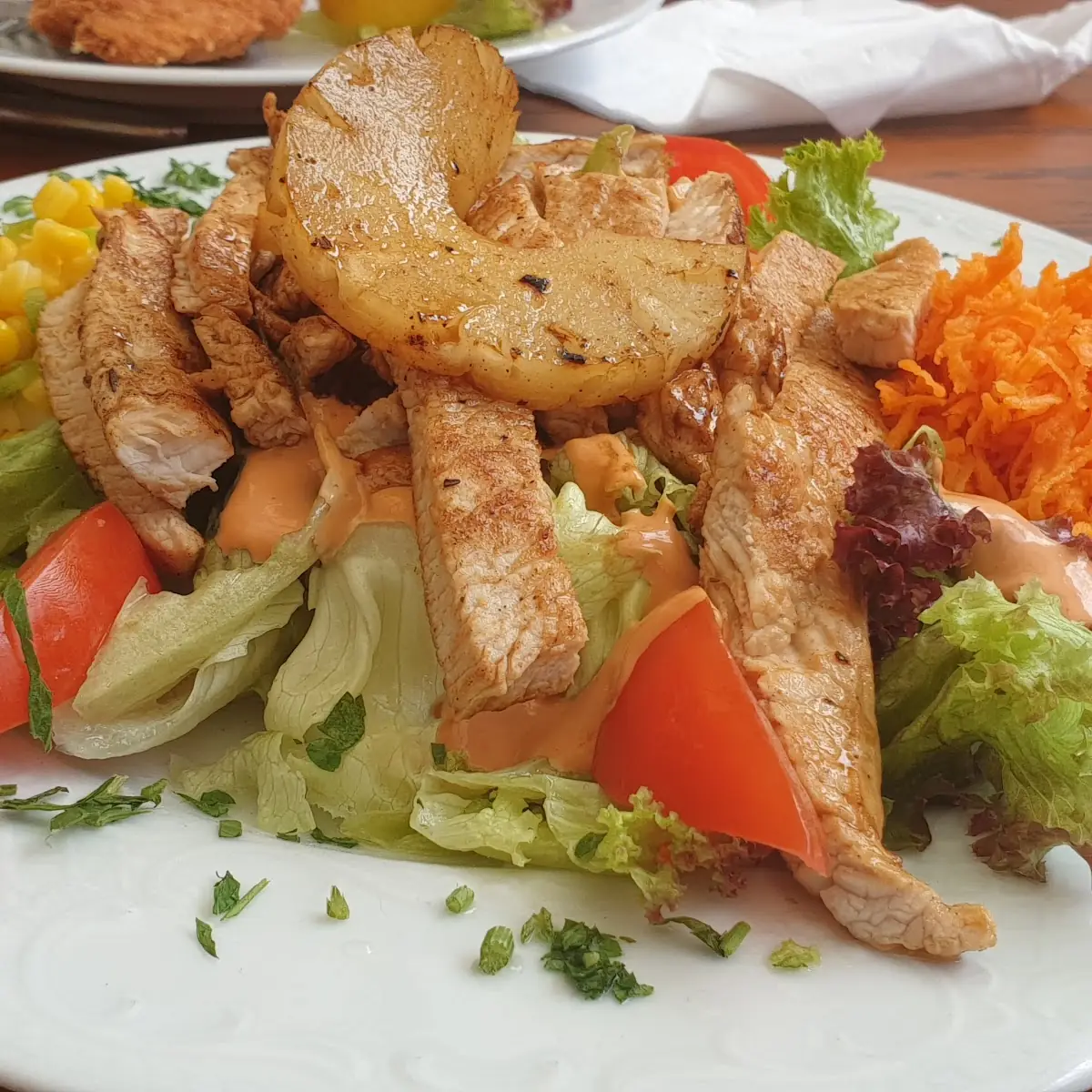 Gemischter Salatteller Mit Putenstreifen