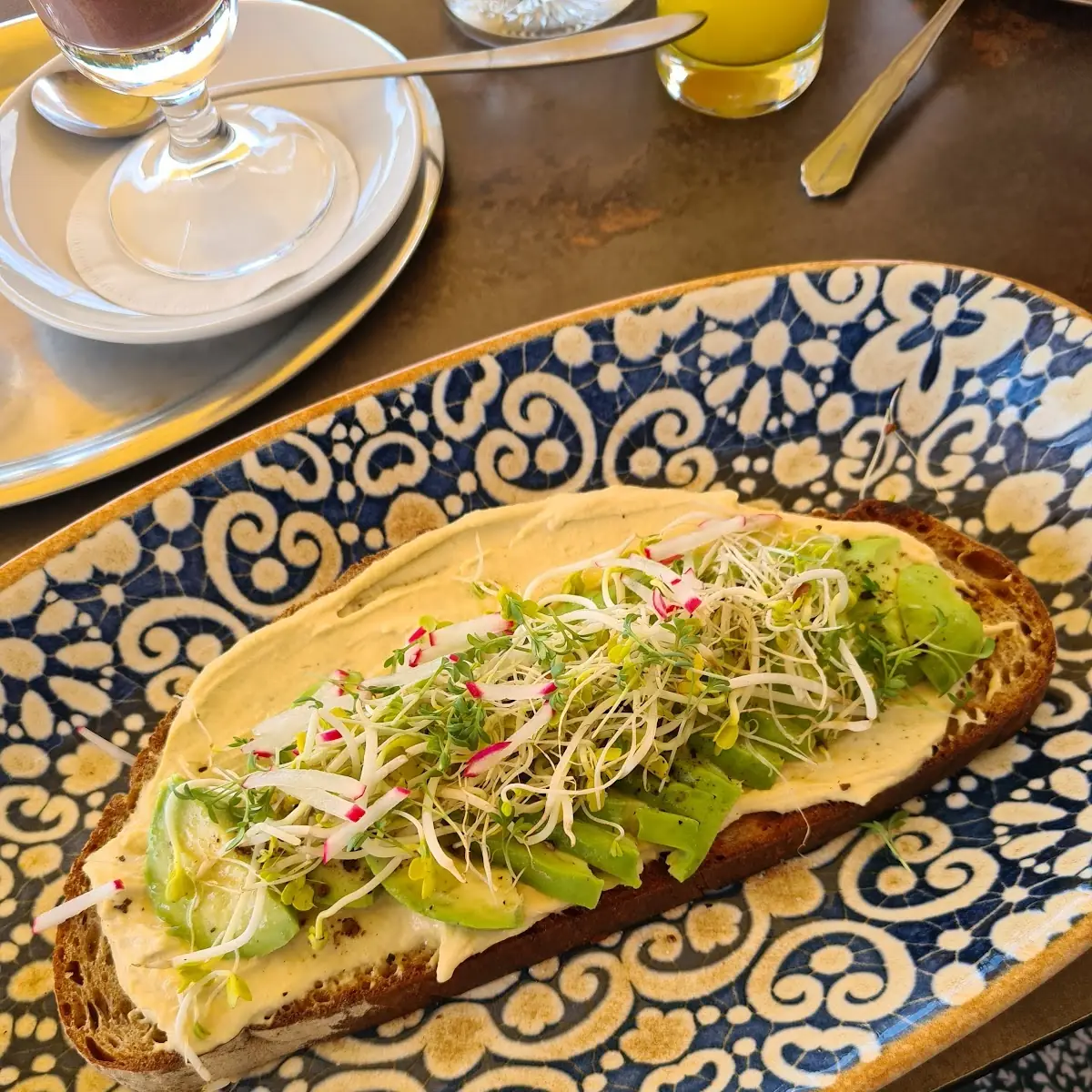 Brot Mit Hummus Und Avocado