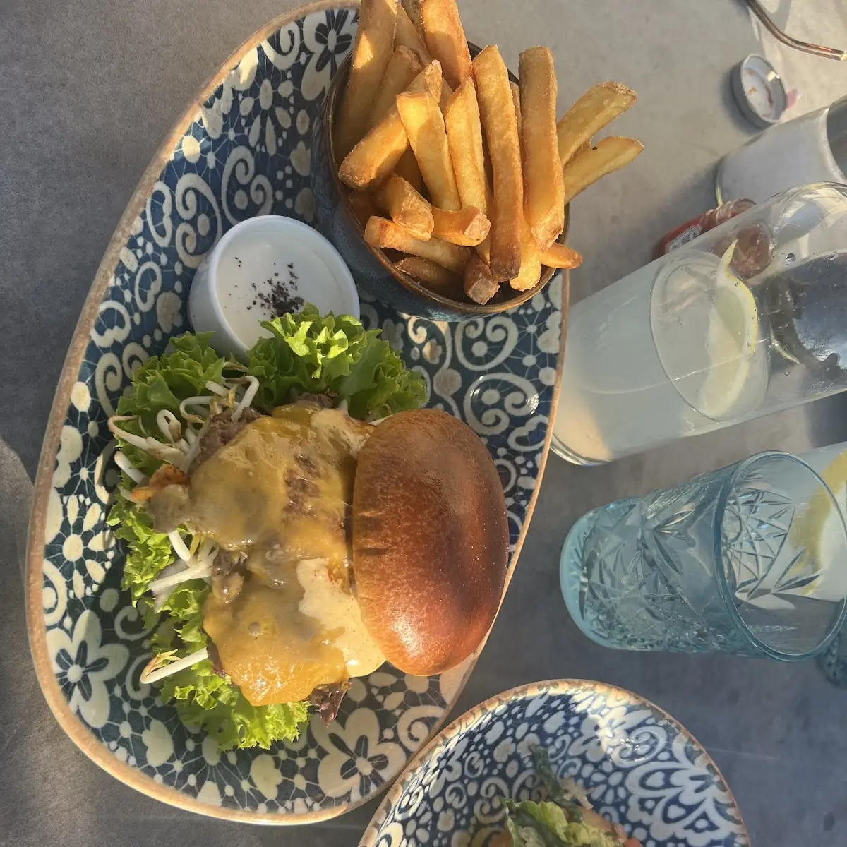 Burger Mit Pommes