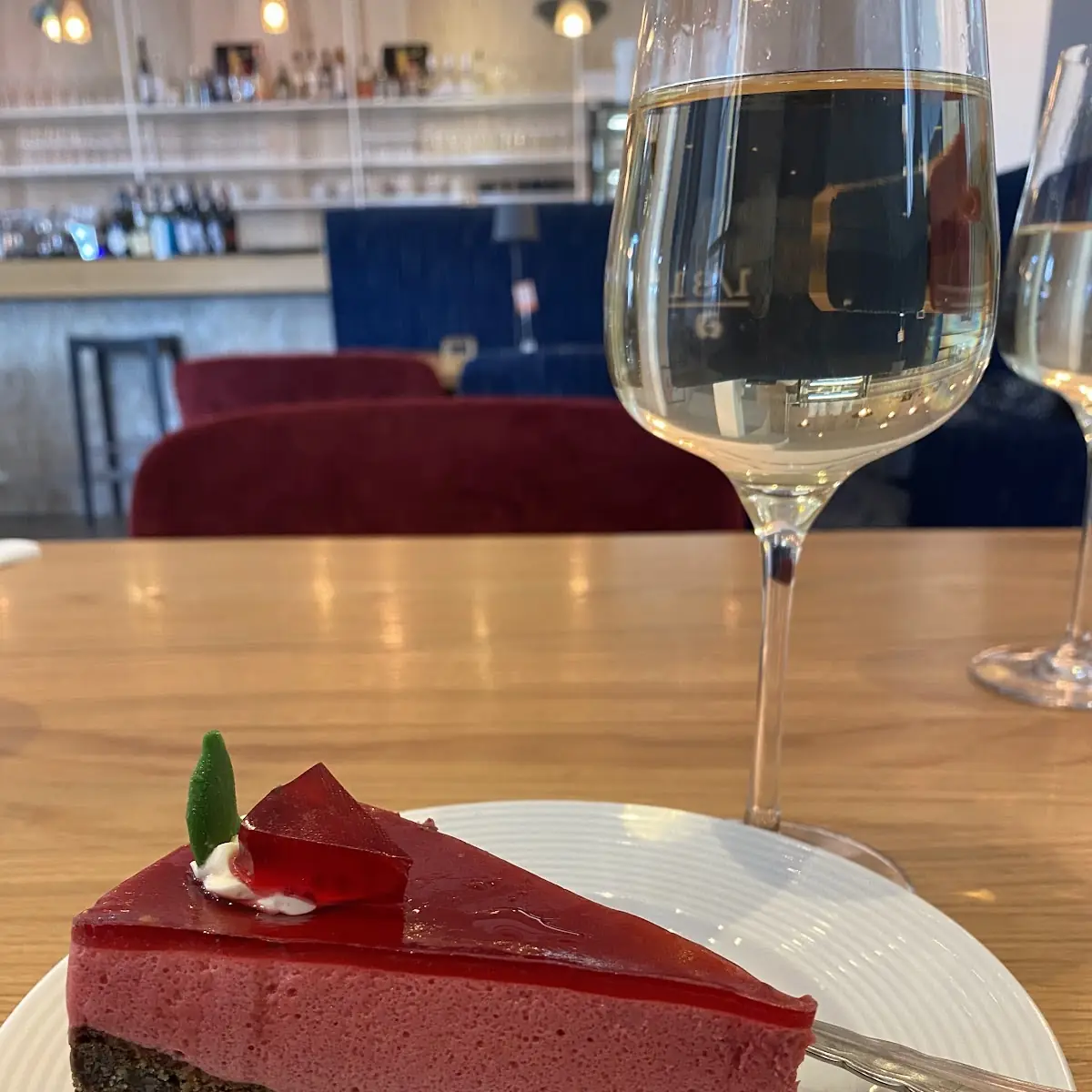 Himbeer-mohnkuchen Und Kaiserspritzer
