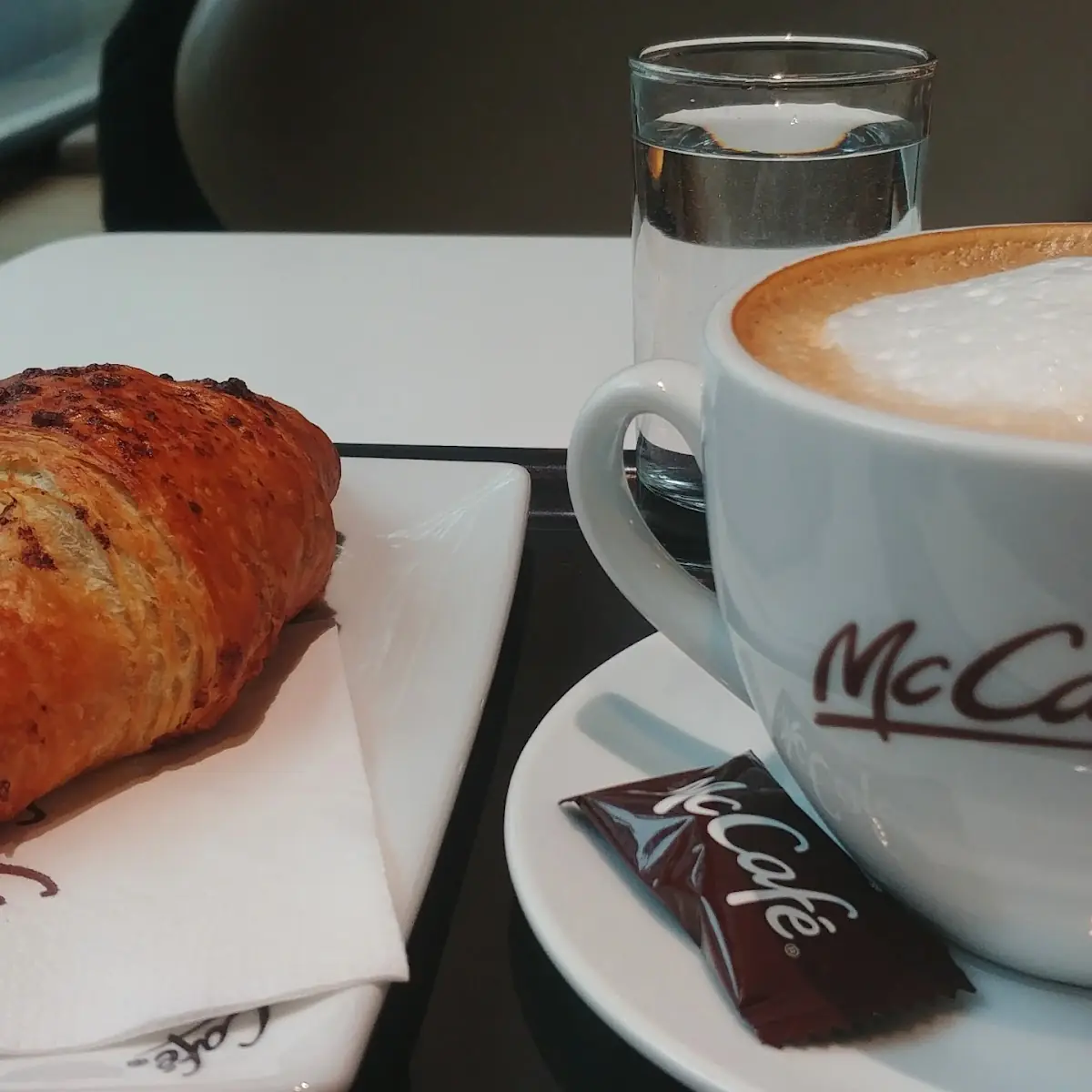 Capuchino And Schoko Croissant