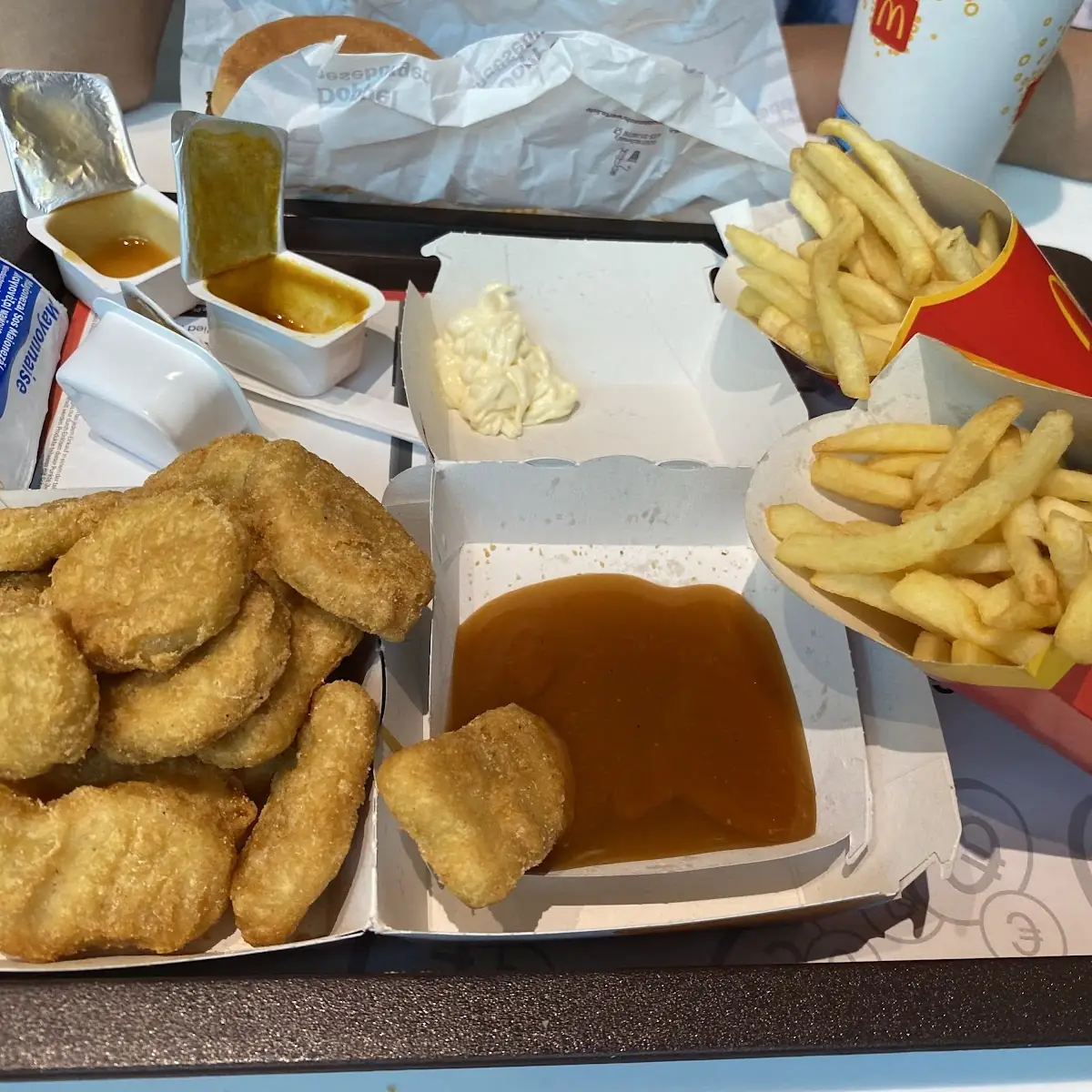 Chicken Nuggets Und Große Pommes Mit Einem Soßen Mix Von Curry Soße Und Süßsauer Soße