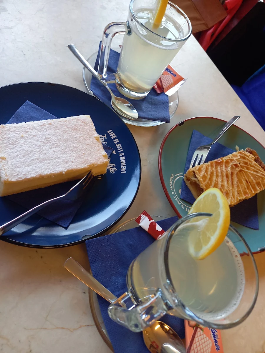 Topfenkuchen Und Gedeckter Apfelkuchen