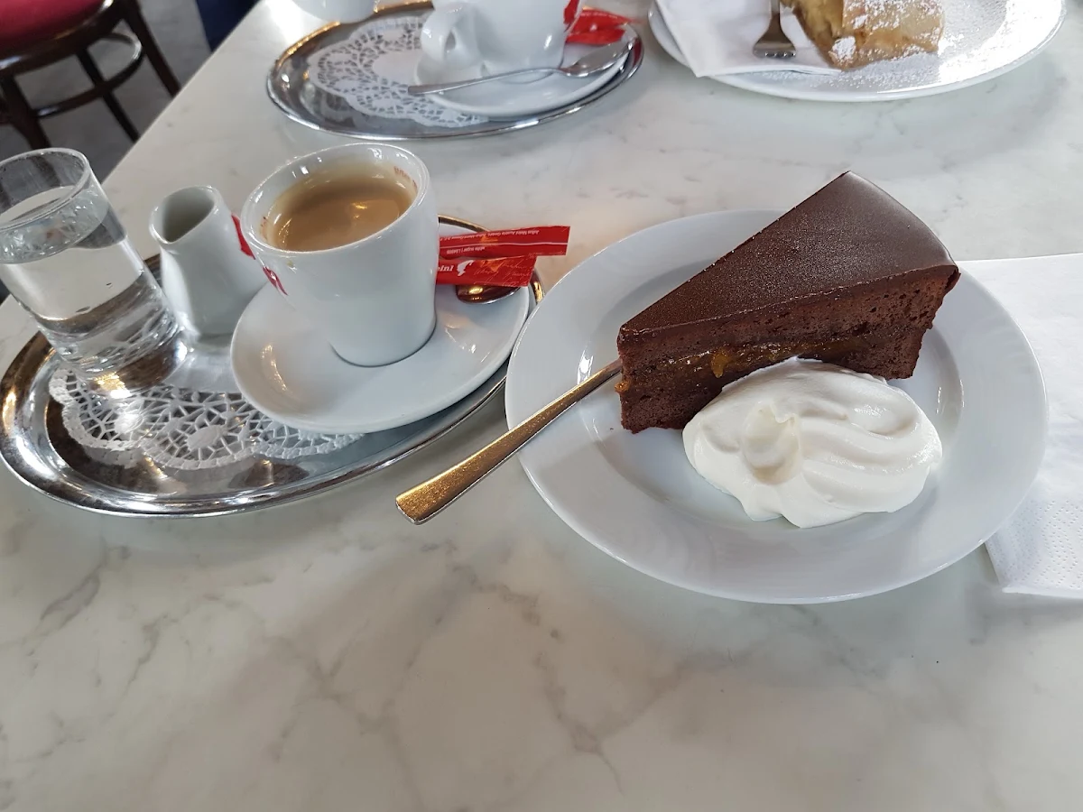 Sachertorte Mit Schlagobers Und Einem Verlängertem