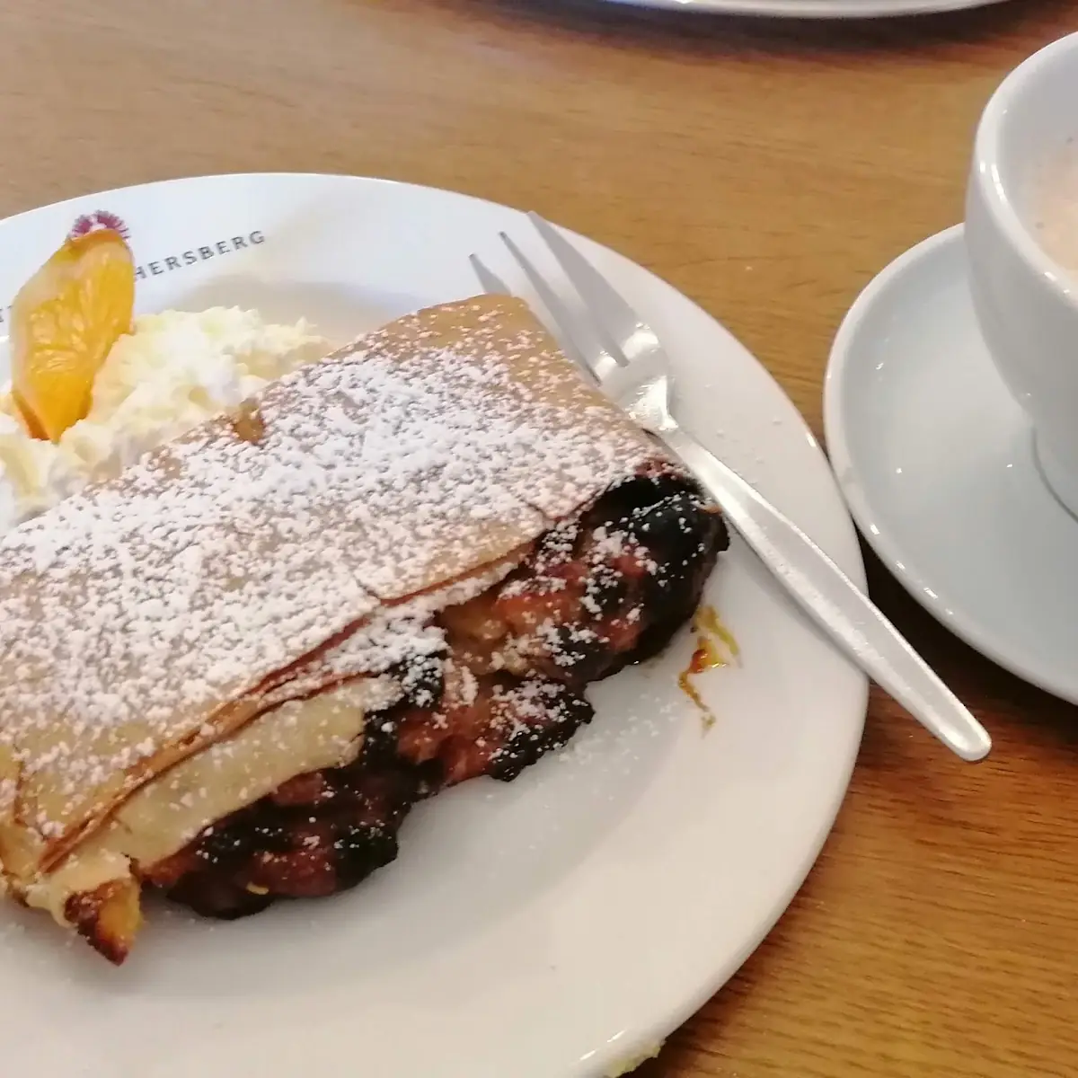 Apfelstrudel Mit Schlag Und Deko Und Cappuccino