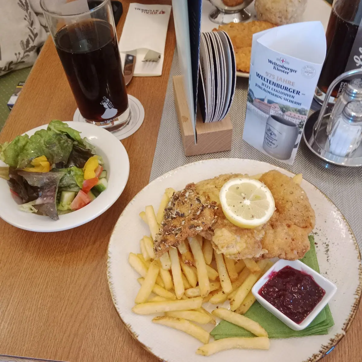 Dreierlei Vom Schnitzel Mit Pommes Und Gemischtem Salat