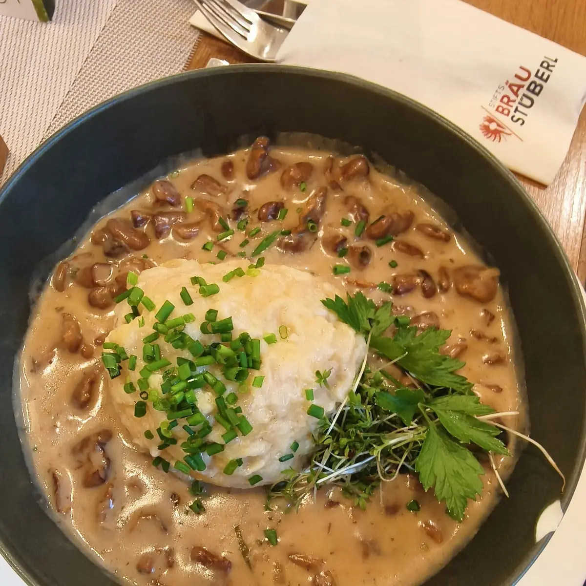 Eierschwammerl In Rahmsauce Mit Knödel