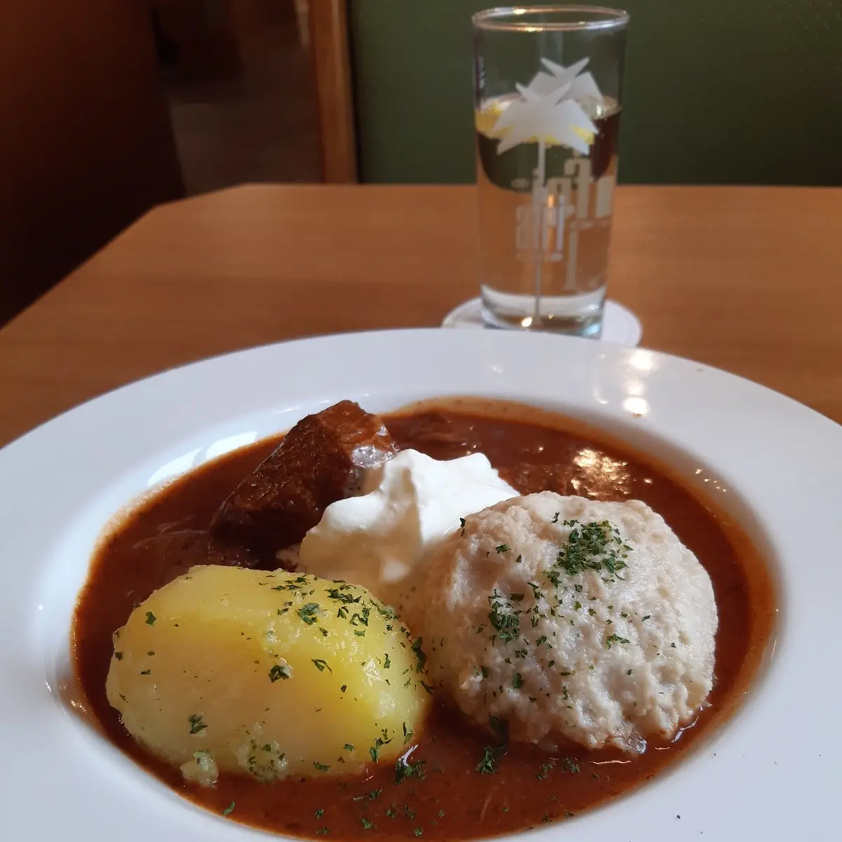Rindsgulasch Mit Knödel Und Petersilienkartoffel