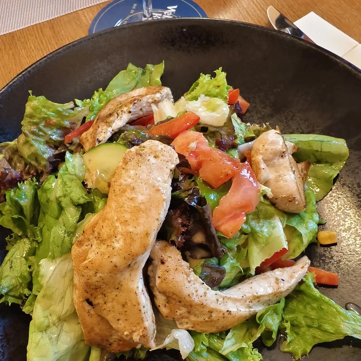 Salat Mit Gebratenen Hühnerstreifen