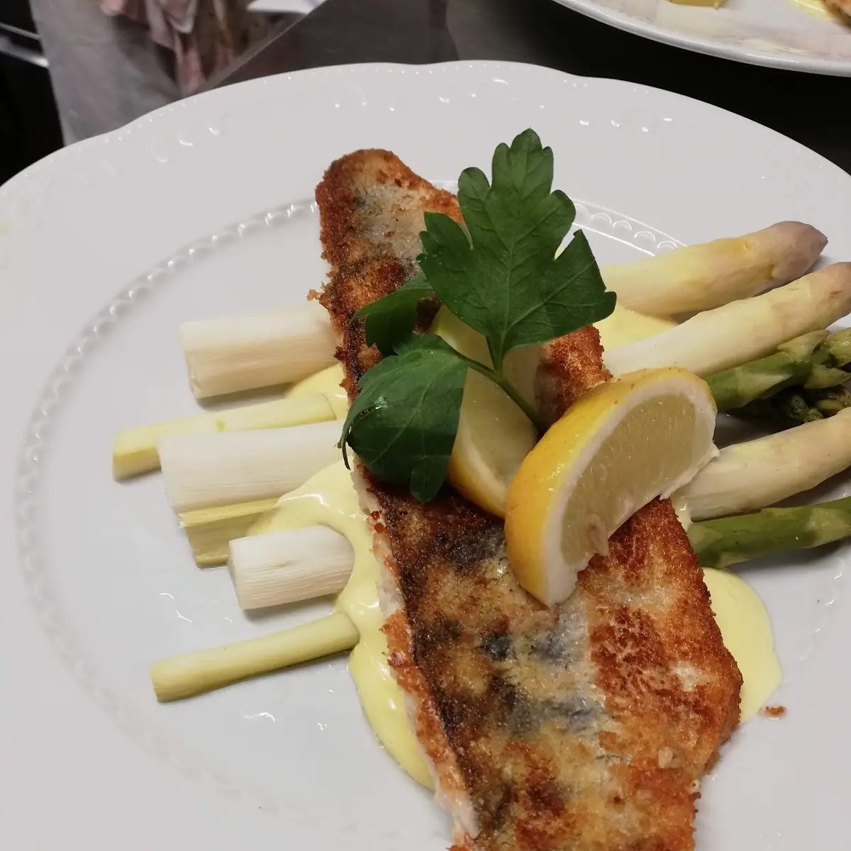 Zander Mit Spargel Und Sauce Hollandaise