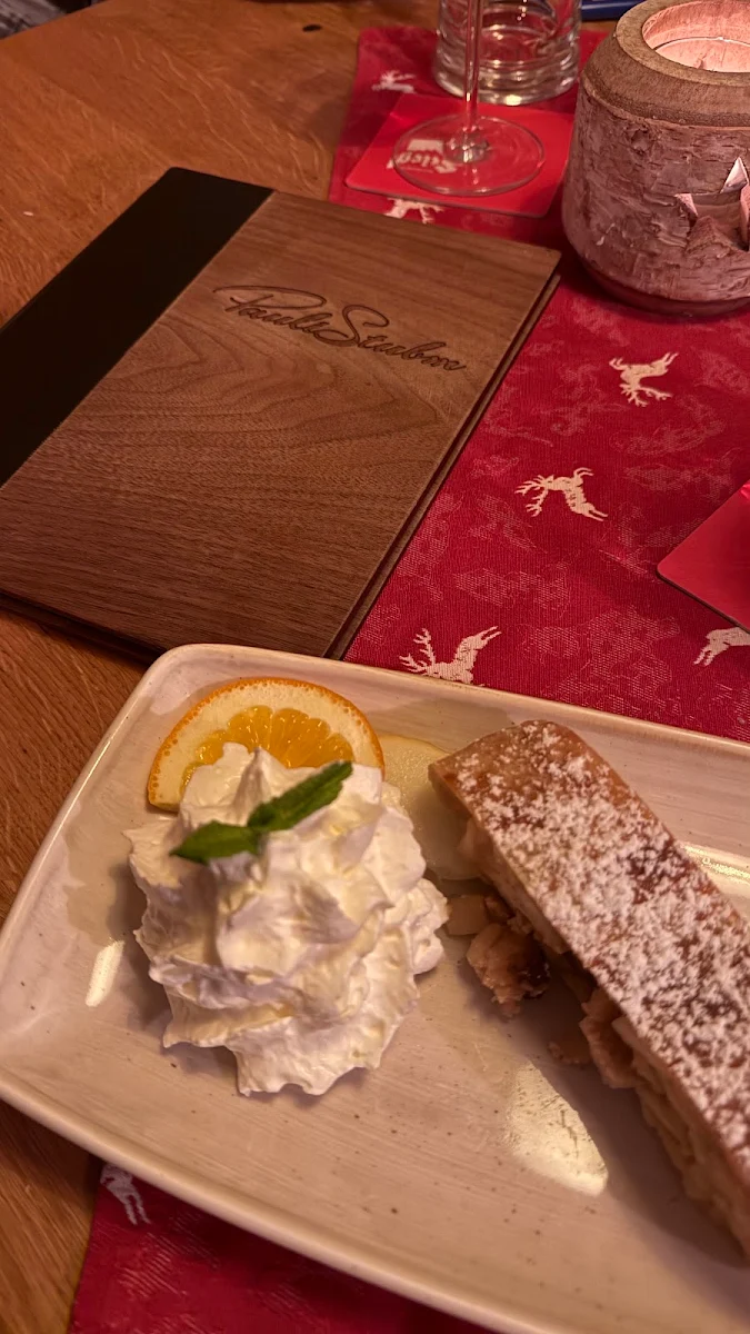Apfelstrudel Mit Eis Und Sahne