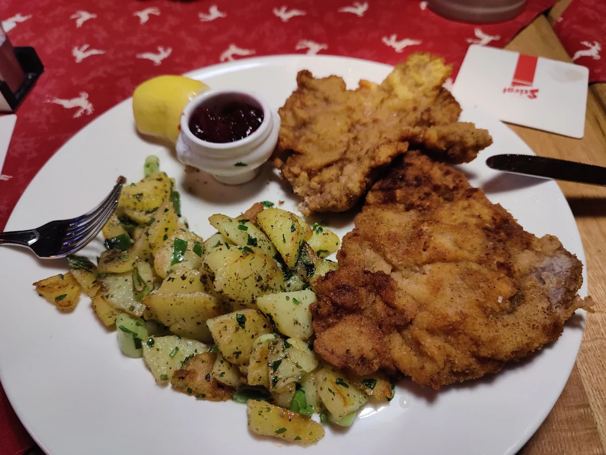Wiener Schnitzel Mit Kartoffelsalat Und Preiselbeersauce