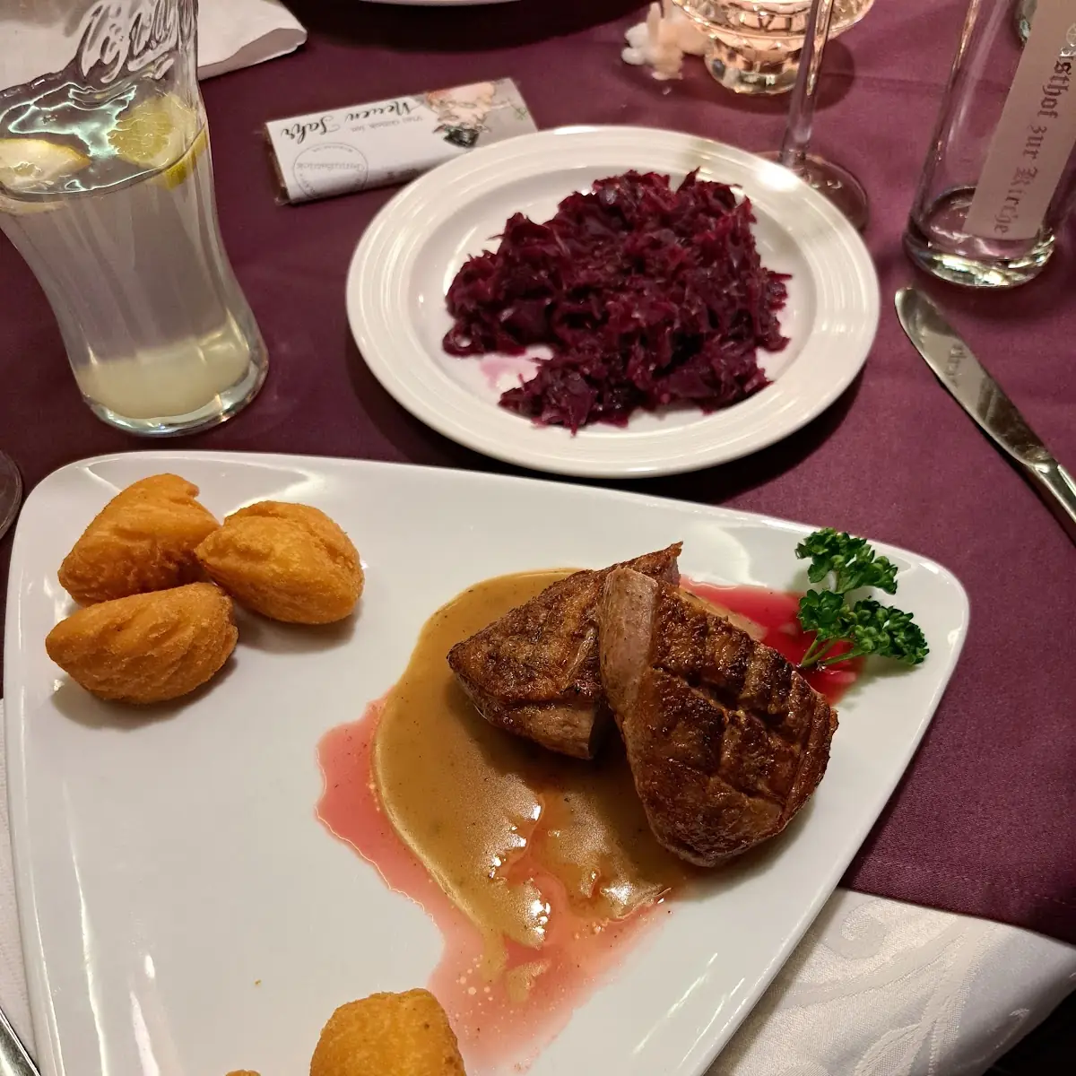 Rosa Gebratene Entenbrust Mit Kartoffelkroketten Und Rotkraut