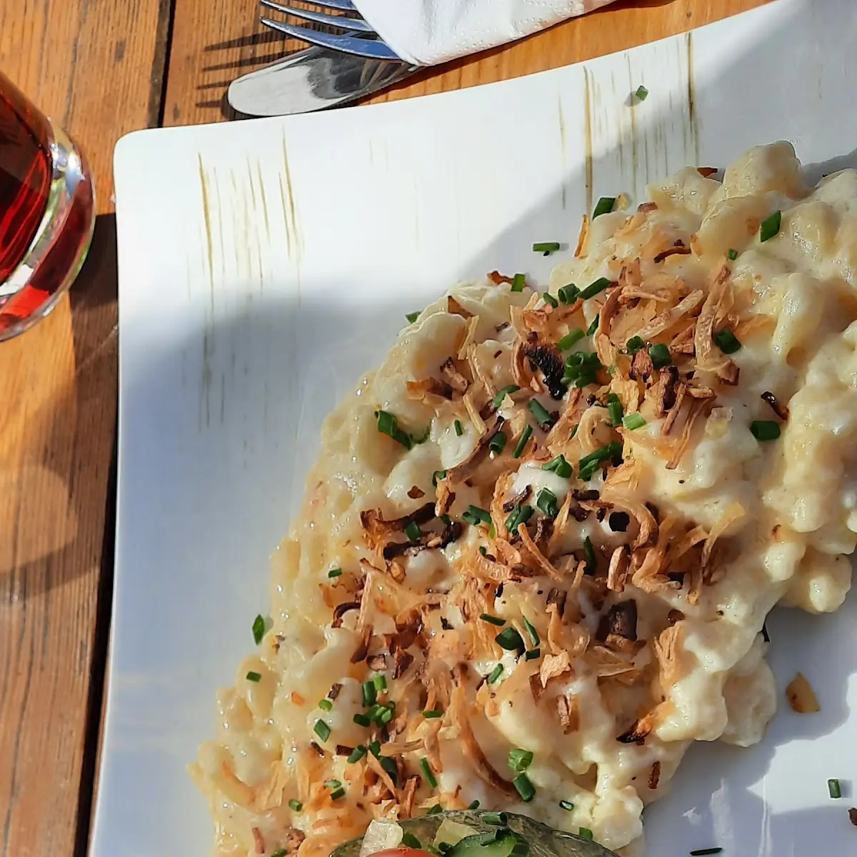 Kase Spätzle Mit Geröste Zwiebeln Und Salat