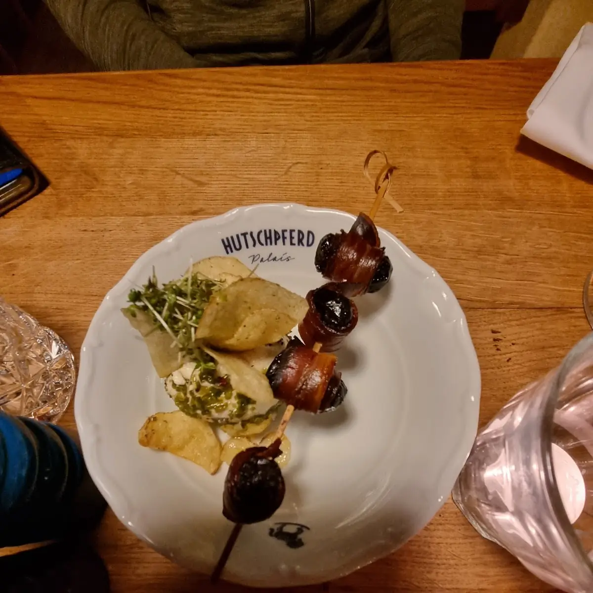 Ziegenkäse Mit Datteln Im Speckmantel