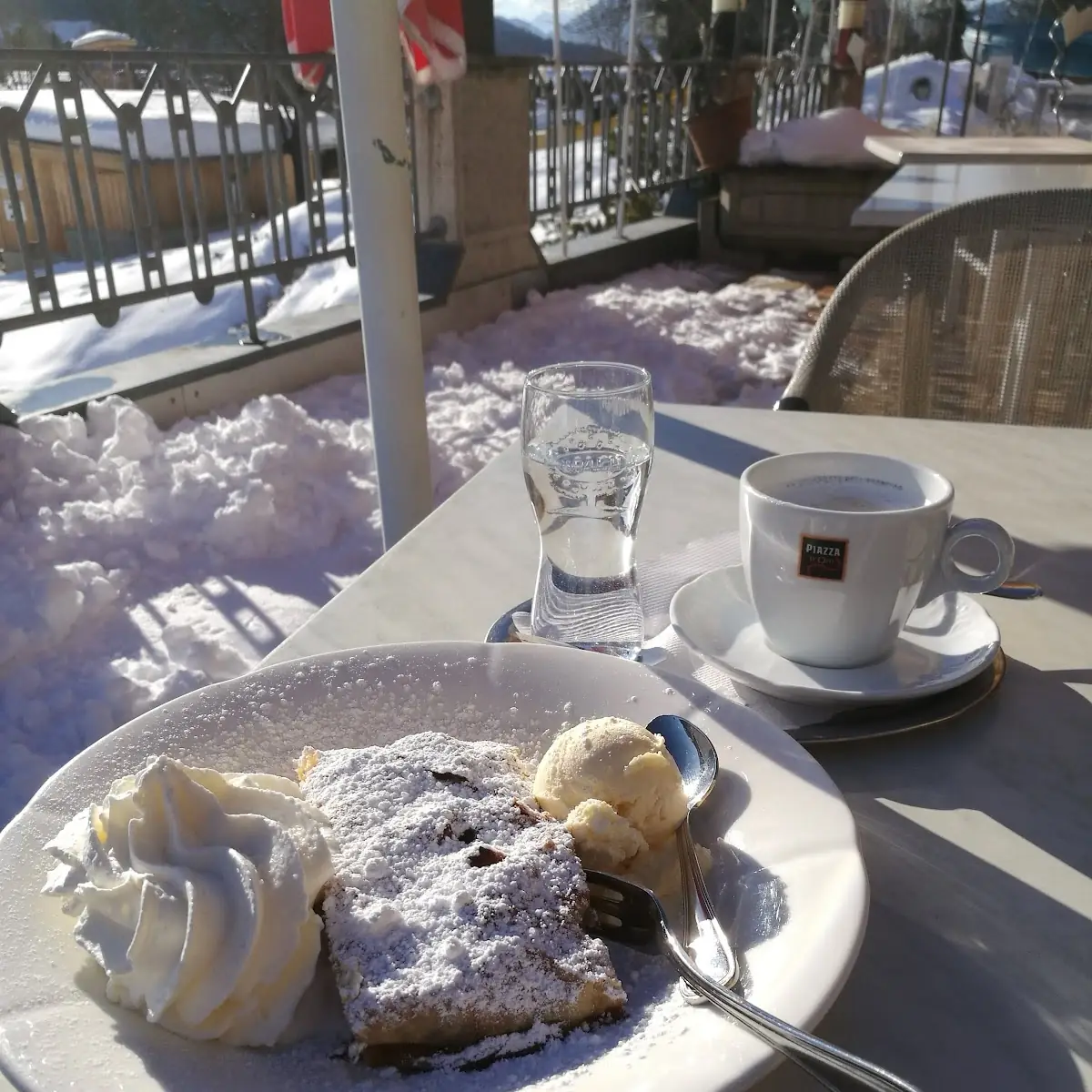 Topfenstrudel Mit Vanilleeis Und Sahne