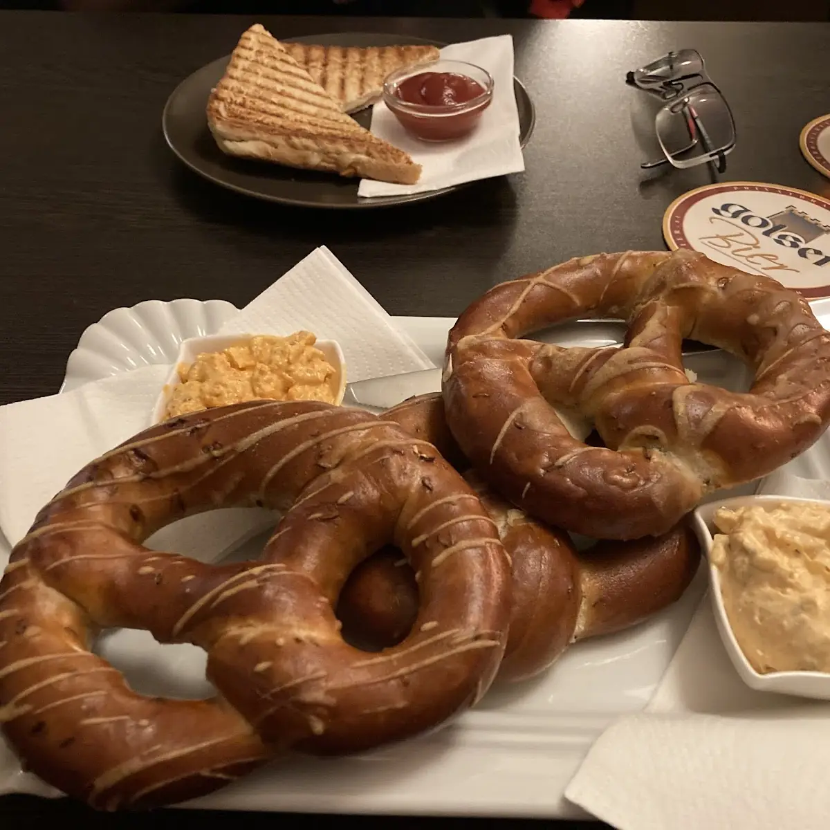 Brezel Mit Dipp Und Hausbier