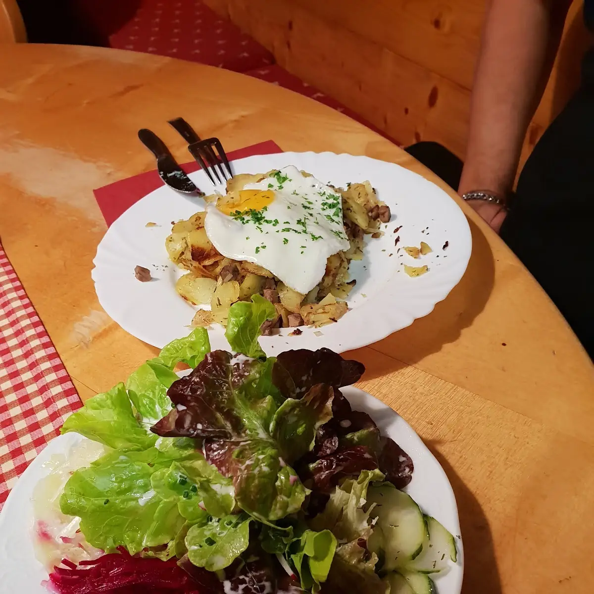 Geröstel Bratkartoffeln Mit Spiegeleier Und Salat
