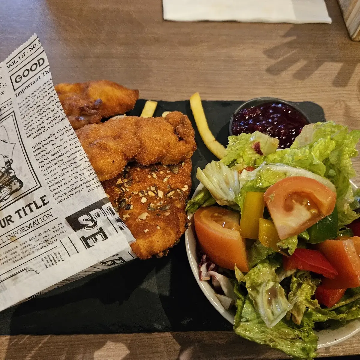 Back Hendl Mit Salat Und Pommes