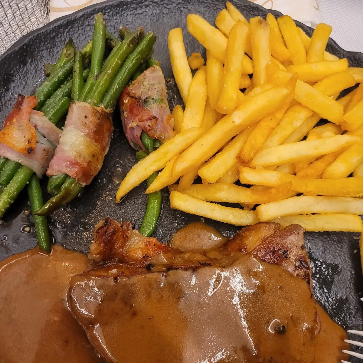 Steak Mit Pfeffersauce Speckbohnen Und Pommes