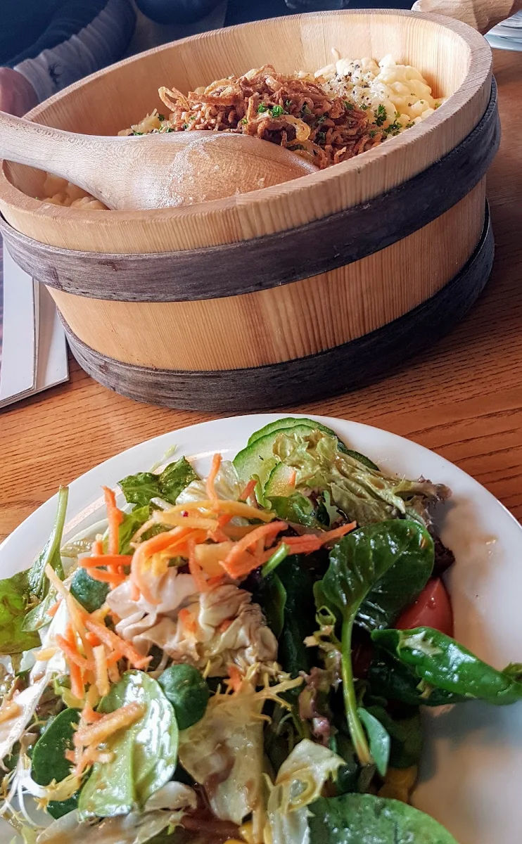 Käsespätzle Mit Salat