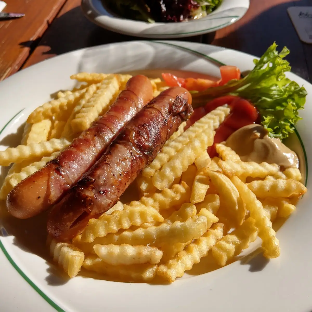 Berner Würstel Mit Pommes