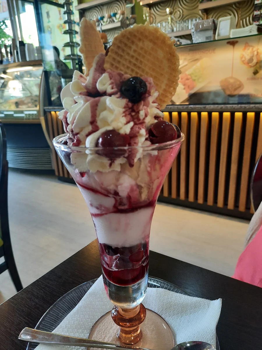Kirscheisbecher