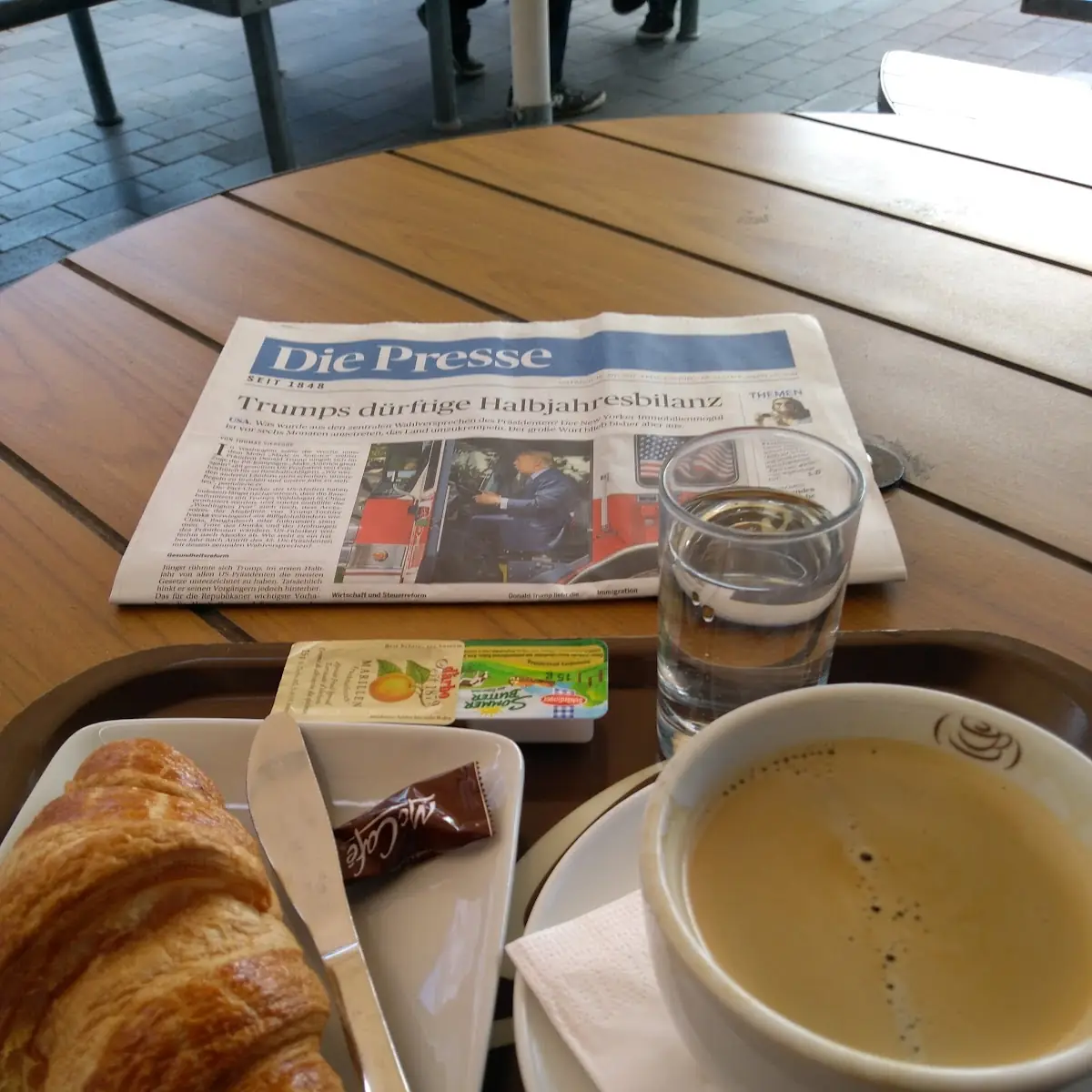 Mc Cafe Frühstück Mit Zeitung Und Muße