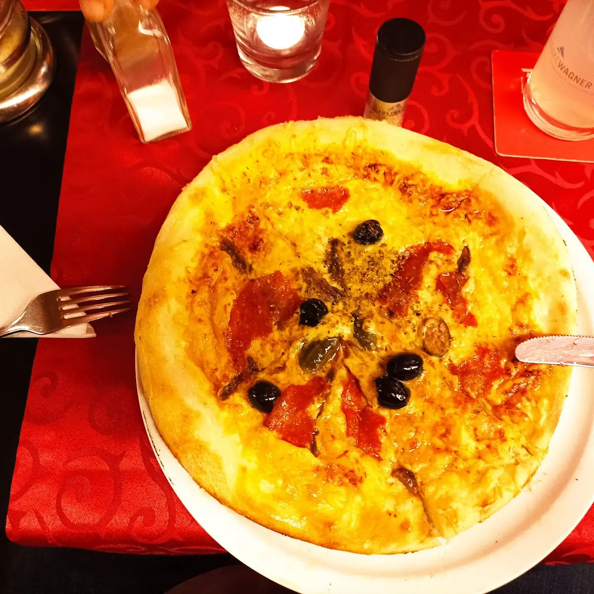Pizza Siciliana Mit Salami Peperoni