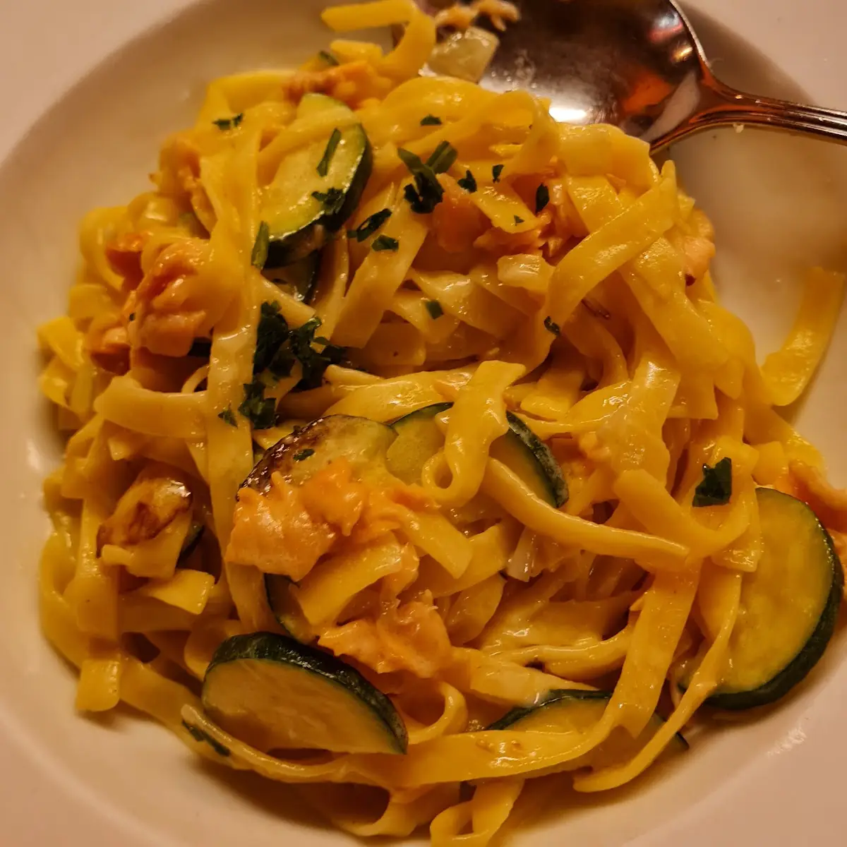 Zucchini-lachs Nudeln