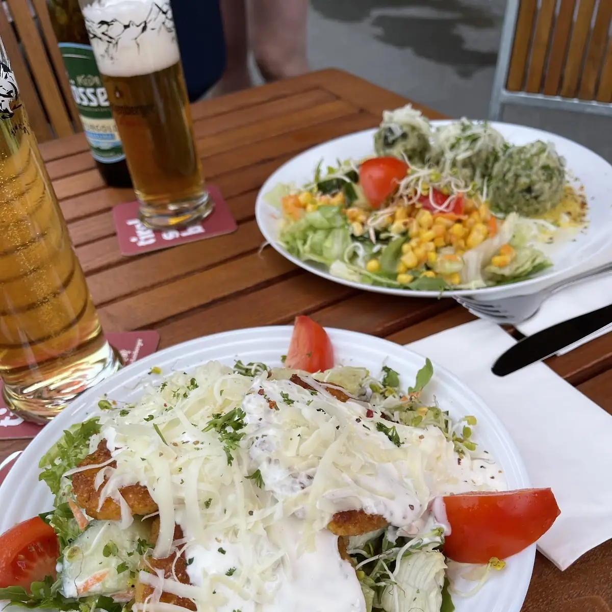 Kartoffelrösti Auf Salat Mit Bergkäse