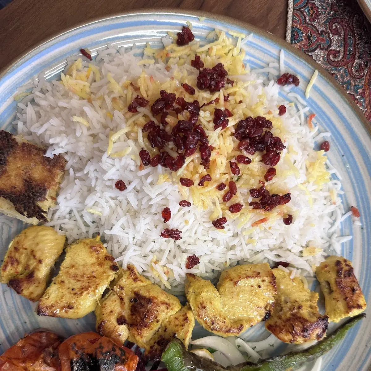 Grillplatte mit 2 Portionen Reis