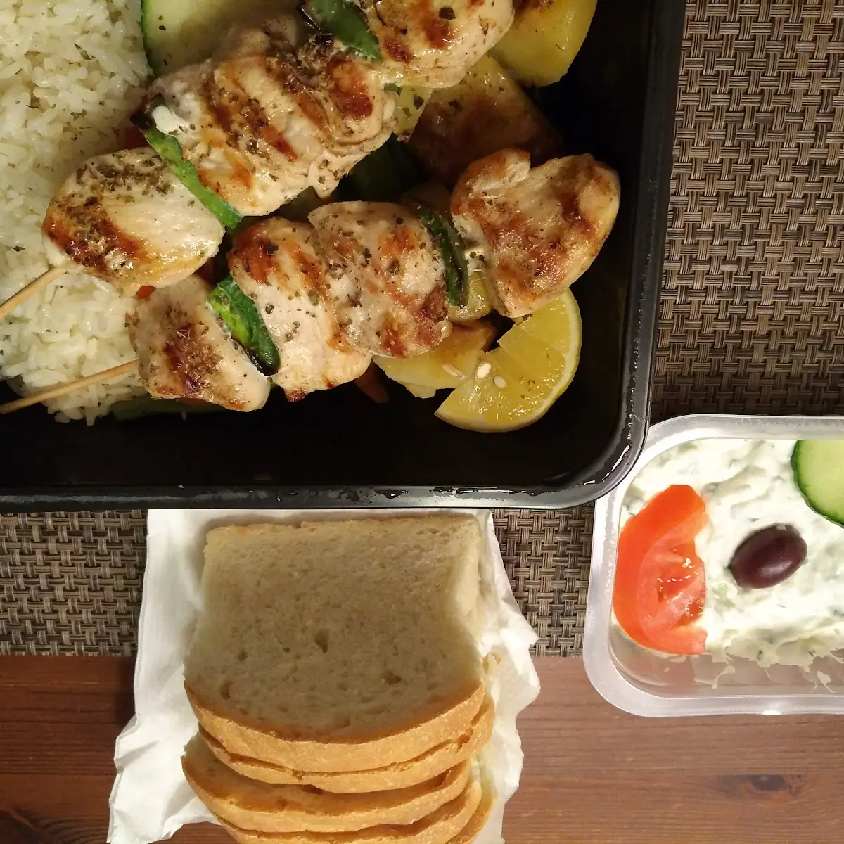 Hühnerspieß Mit Gemüse Und Tzatziki