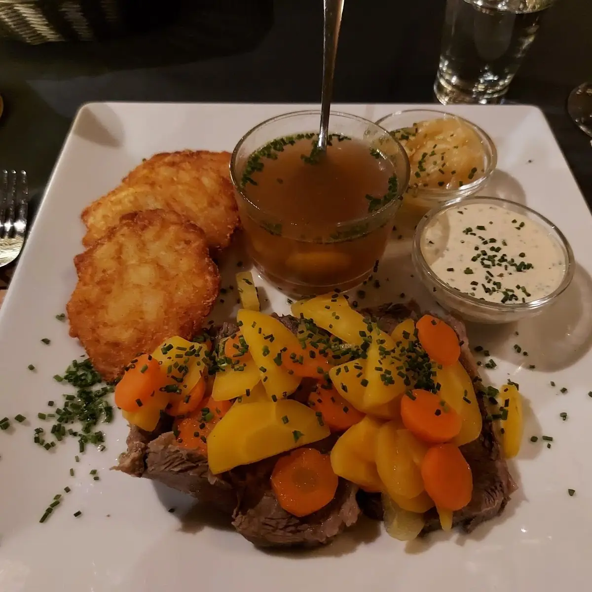 Gekochtes Schulterscherzl Mit Rösti