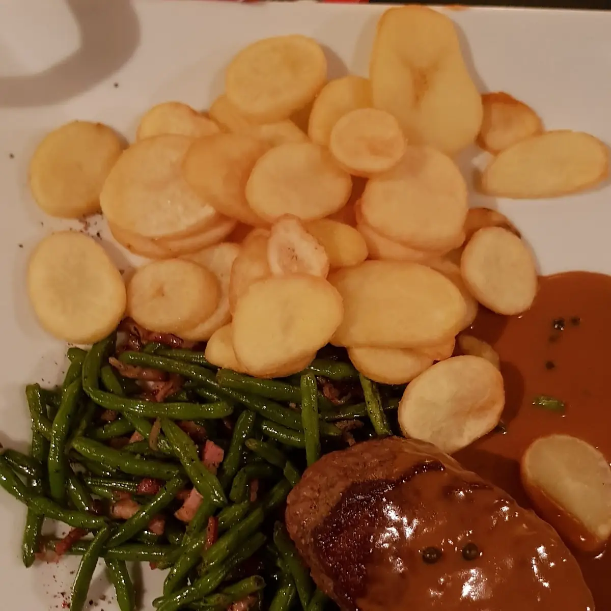 Rinderfilet 250g Mit Pfeffersauce Speckfisolen Und Kartoffelchips